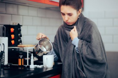 Mutfakta Çay Yaparken Battaniyeli Hasta Kadın 