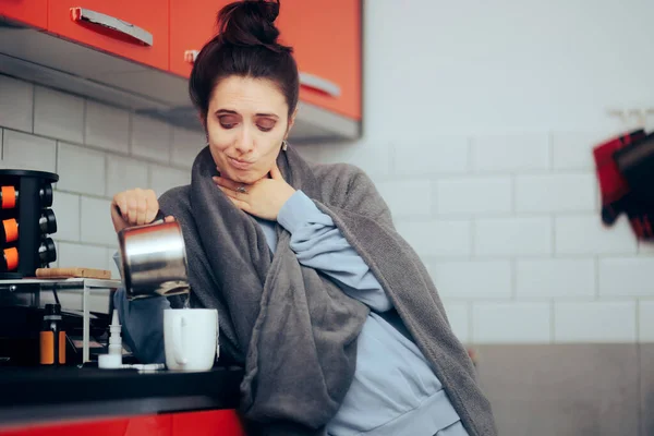 Mutfakta Boğazı Ağrıyan Kadın Çay Hazırlıyor — Stok fotoğraf
