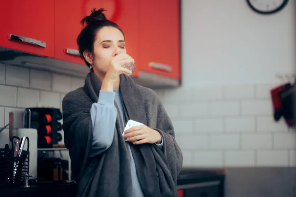 Mujer Tomando Píldoras Con Vaso Agua Cocina —  Fotos de Stock