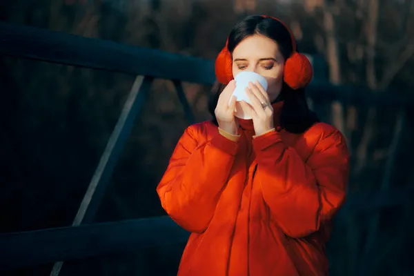 Mulher Despreocupada Bebendo Uma Bebida Quente Tempo Frio — Fotografia de Stock