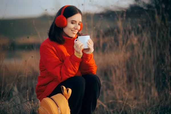 Travel Woman Met Een Kopje Thee Buiten — Stockfoto