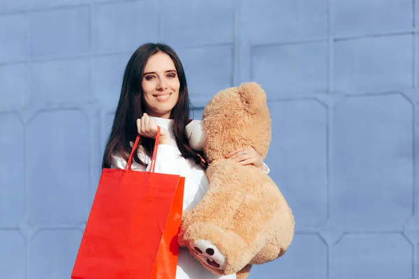 Wanita Bahagia Memegang Mainan Big Teddy Bear Dan Tas Belanja — Stok Foto