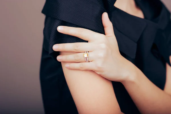 Main Féminine Portant Une Bague Pierres Précieuses Jaunes Pièce Bijoux — Photo