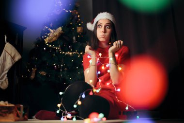 Stresli Kadın Noel Ağacı Altında Peri Işıklarına Karıştı