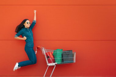 Mutlu Müşteri Süpermarketin önünde Joy 'la zıplıyor