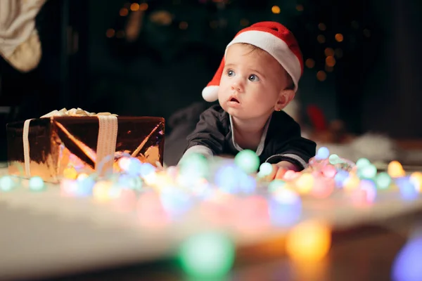 Roztomilý Portrét Dítěte Pod Vánoční Stromeček — Stock fotografie