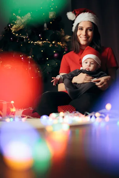 Mãe Feliz Bebê Sentado Sob Árvore Natal — Fotografia de Stock