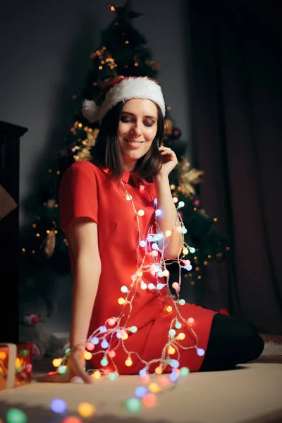 Gelukkige Vrouw Zittend Onder Kerstboom — Stockfoto