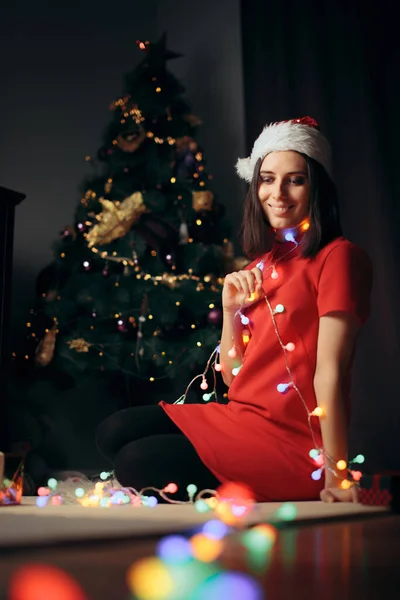 Mujer Feliz Sentada Bajo Árbol Navidad — Foto de Stock