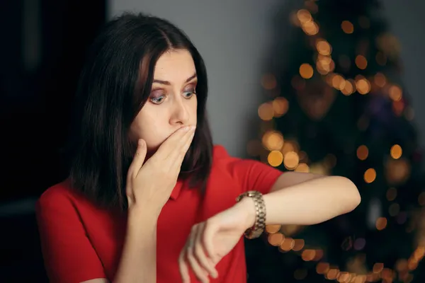 Mujer Revisando Tiempo Llegando Tarde Fiesta Navidad — Foto de Stock