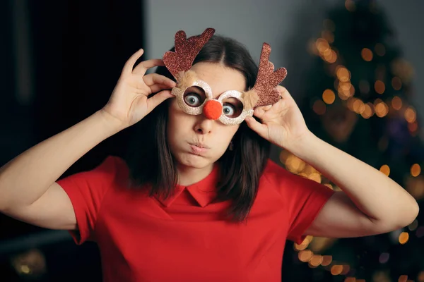 Mulher Vestindo Óculos Engraçados Festa Natal — Fotografia de Stock