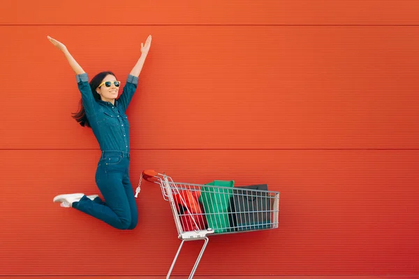 Happy Customer Jumping Dengan Joy Depan Supermarket — Stok Foto