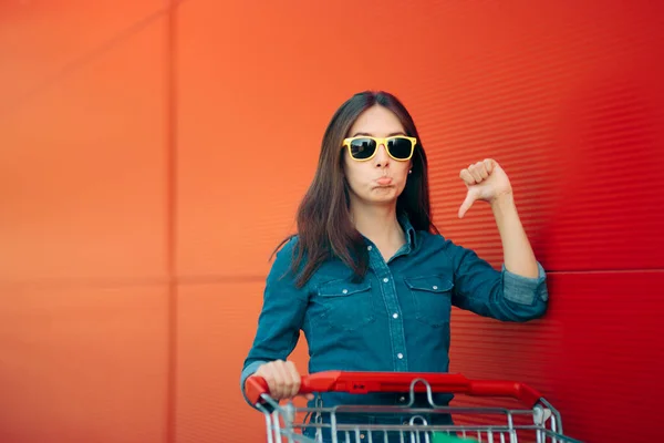 Pelanggan Yang Tidak Senang Melakukan Thumbs Review Pada Shopping Experience — Stok Foto