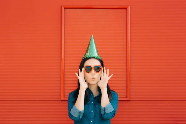 Kalp Gözlüklü Parti Şapkalı Komik Kadın — Stok fotoğraf