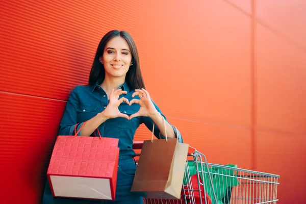 Heureux Client Féminin Faisant Signe Coeur Après Shopping Spree — Photo