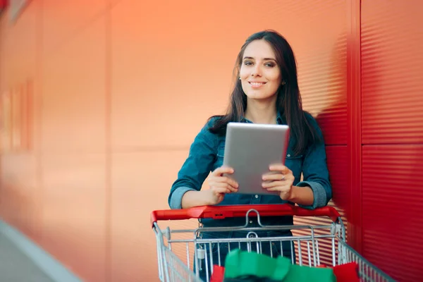 Happy Female Customer Holding Tablet Aire Libre —  Fotos de Stock