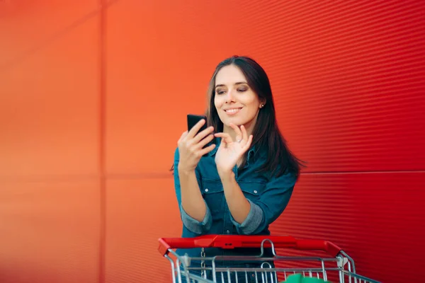 Happy Woman Checking Shopping List Haar Smartphone — Stockfoto