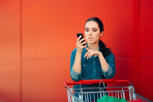 Mujer Preocupada Revisando Lista Compras Smartphone — Foto de Stock