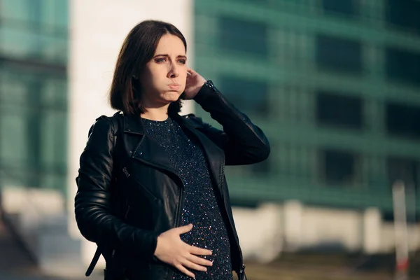 Cool Moderne Gravid Kvinde Føler Sig Træt - Stock-foto