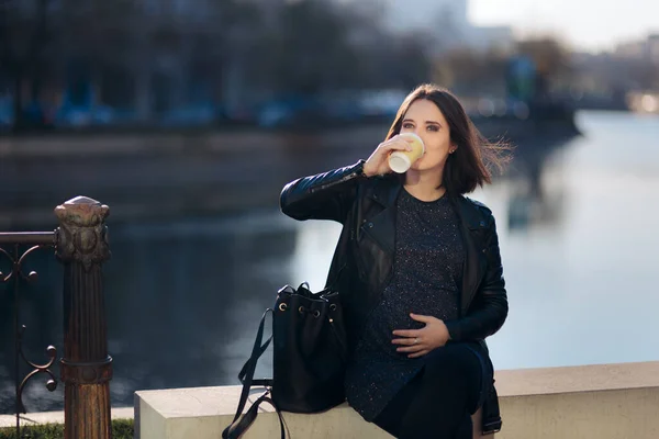 Těhotná Žena Pití Kávy Cestách — Stock fotografie