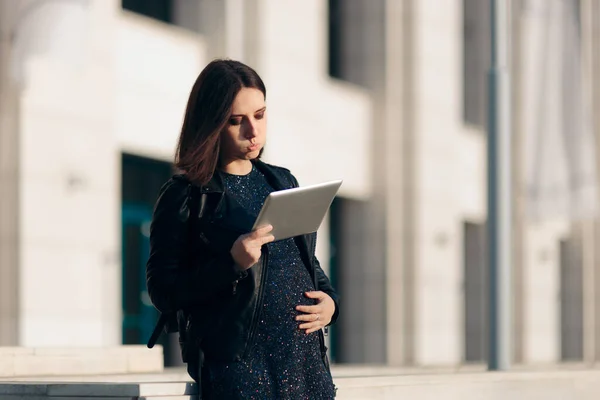 Gestresste Werkende Zwangere Vrouw Met Een Tablet — Stockfoto