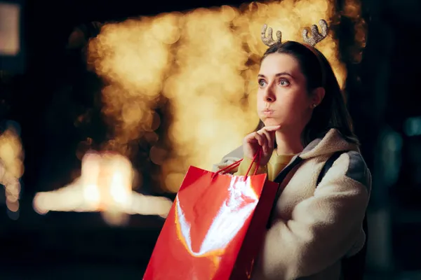 Žena Přemýšlí Koupit Vánoční Nákupní Spréva — Stock fotografie