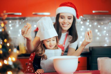 Anne ve Kız Yumurta Kraker Yılbaşı Kurabiyeleri Birlikte