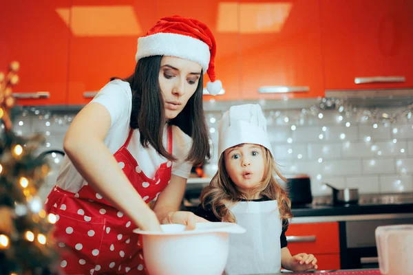 Ibu Dan Anak Kneading Dough Memasak Bersama Untuk Natal — Stok Foto