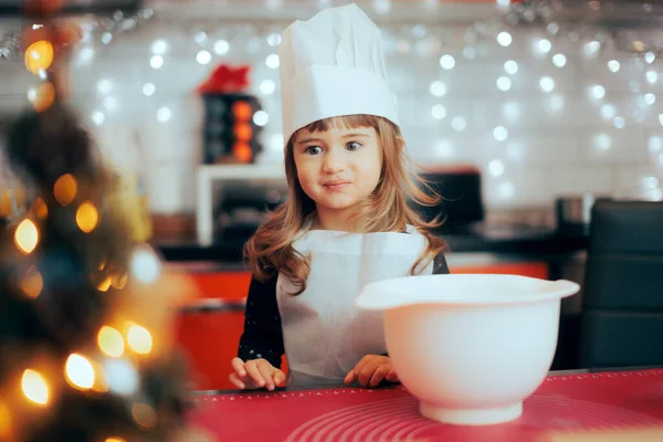Gadis Kecil Memakai Topi Masak Siap Untuk Persiapan Makan Malam — Stok Foto