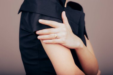 Sarı Gemstone Yüzük Parçası Takan El Modeli 