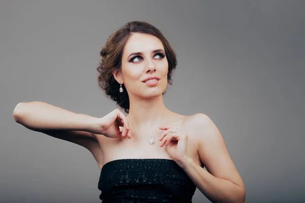 Vacker Kvinna Som Håller Ett Halsband Med Diamant Hänge — Stockfoto