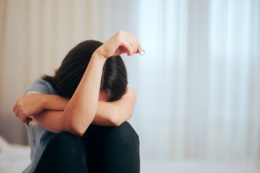 Depresyondaki Kadın Evlilik Yüzüğünü Tutuyor Boşandıktan sonra Ağlıyor