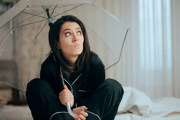 Zabawna Kobieta Piżamie Trzymająca Parasol Łóżku — Zdjęcie stockowe