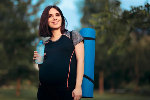 Active Pregnant Woman Holding Water Bottle Carrying Yoga Mat — 图库照片