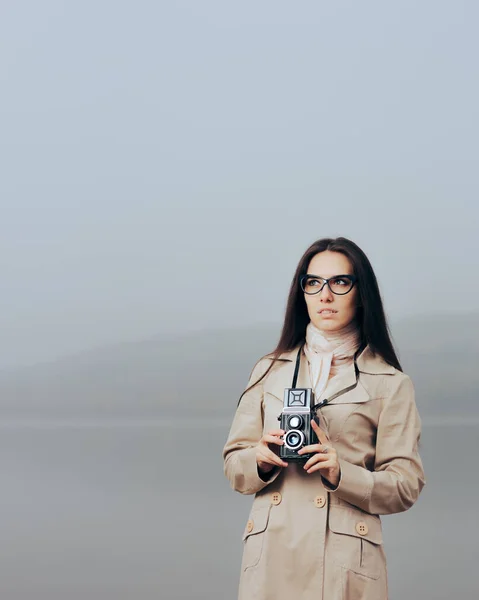 Retro Woman Holding Vintage Camera Wearing Trench Coat — Stock Photo, Image