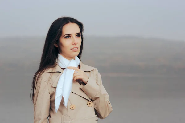 Mulher Vestindo Cachecol Casaco Trincheira Tempo Frio — Fotografia de Stock