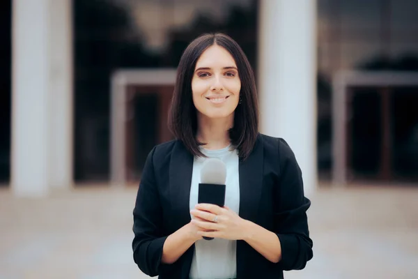 Lächelnder Reporter Hält Ein Mikrofon Zur Übertragung Bereit — Stockfoto