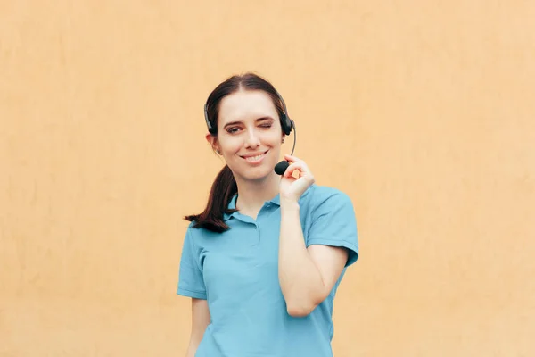 Call Center Worker Smiling Answering Phone Call — Stock Photo, Image