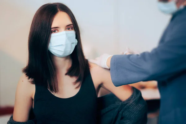 Woman Wearing Medical Mask Receiving Viral Vaccine — Fotografia de Stock