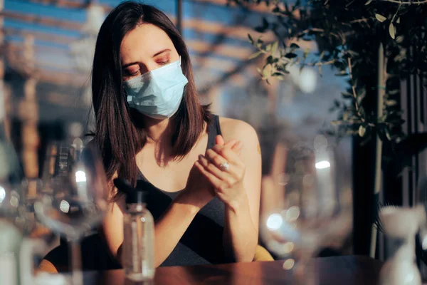 Restoranda Dezenfektanı Yüz Maskesi Kullanan Kadın — Stok fotoğraf