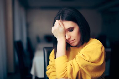 Mutsuz Üzgün Kadın Bir Restoranda Tek Başına Oturuyor