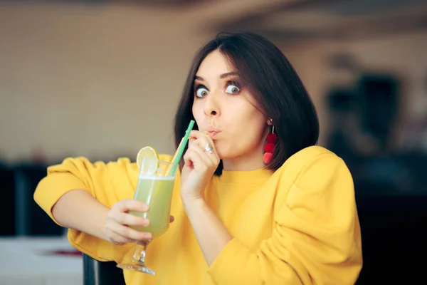 Wanita Ceria Menghisap Lemonade Minum Dengan Jerami — Stok Foto