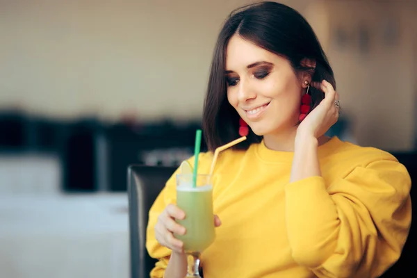 Mujer Feliz Sosteniendo Una Bebida Limonada Celebrando Restaurante —  Fotos de Stock