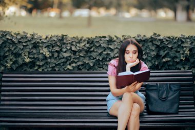 Bir bankta oturup kitap okuyan Sıkıcı Kadın