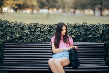 Kadın çantasını karıştırıyor. Bir şey arıyor.