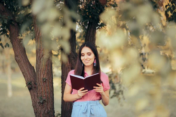 Γυναίκα Που Διαβάζει Ένα Βιβλίο Έξω Από Ένα Δέντρο — Φωτογραφία Αρχείου