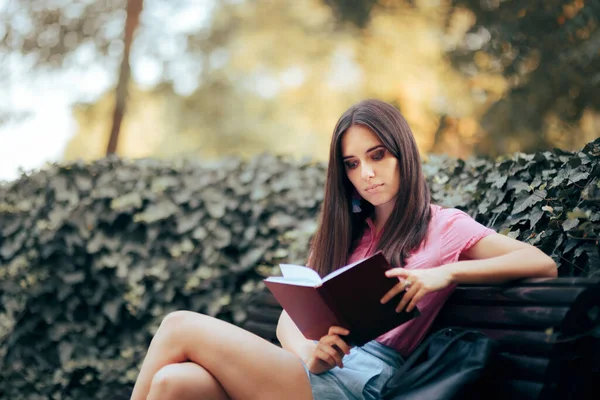 Жінка Сидить Лавці Парку Читаючи Книгу — стокове фото