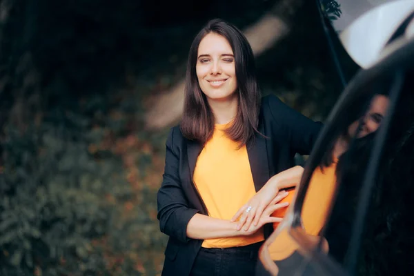 Happy Businesswoman Podróżuje Przez Bagażnik Otwarcia Samochodu — Zdjęcie stockowe