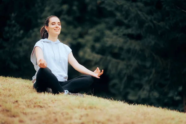 Lotus Yoga Poz Veren Doğa Rahatlayan Kadın — Stok fotoğraf