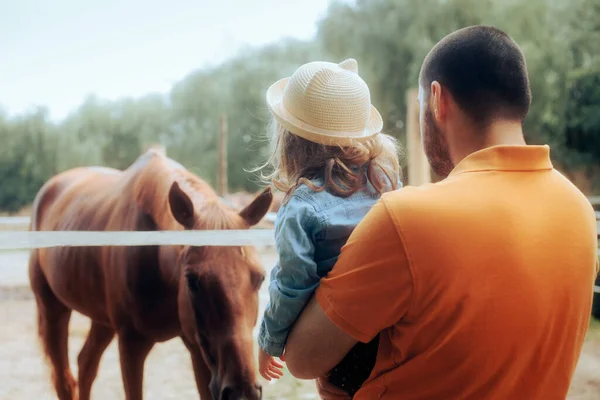 Father Holding Her Daughter Looking Horse Farm — Fotografia de Stock